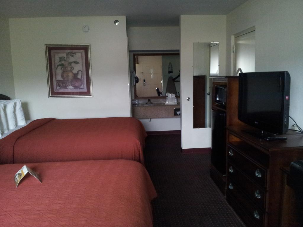 Quality Inn Pelham I-65 Exit 246 Buitenkant foto