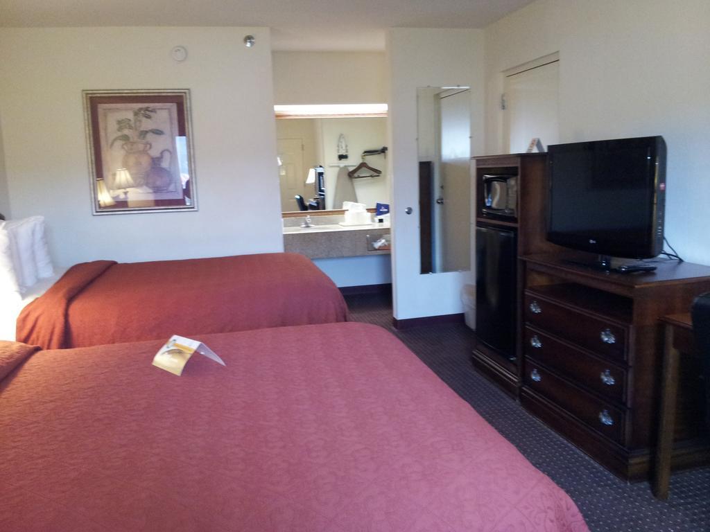 Quality Inn Pelham I-65 Exit 246 Buitenkant foto