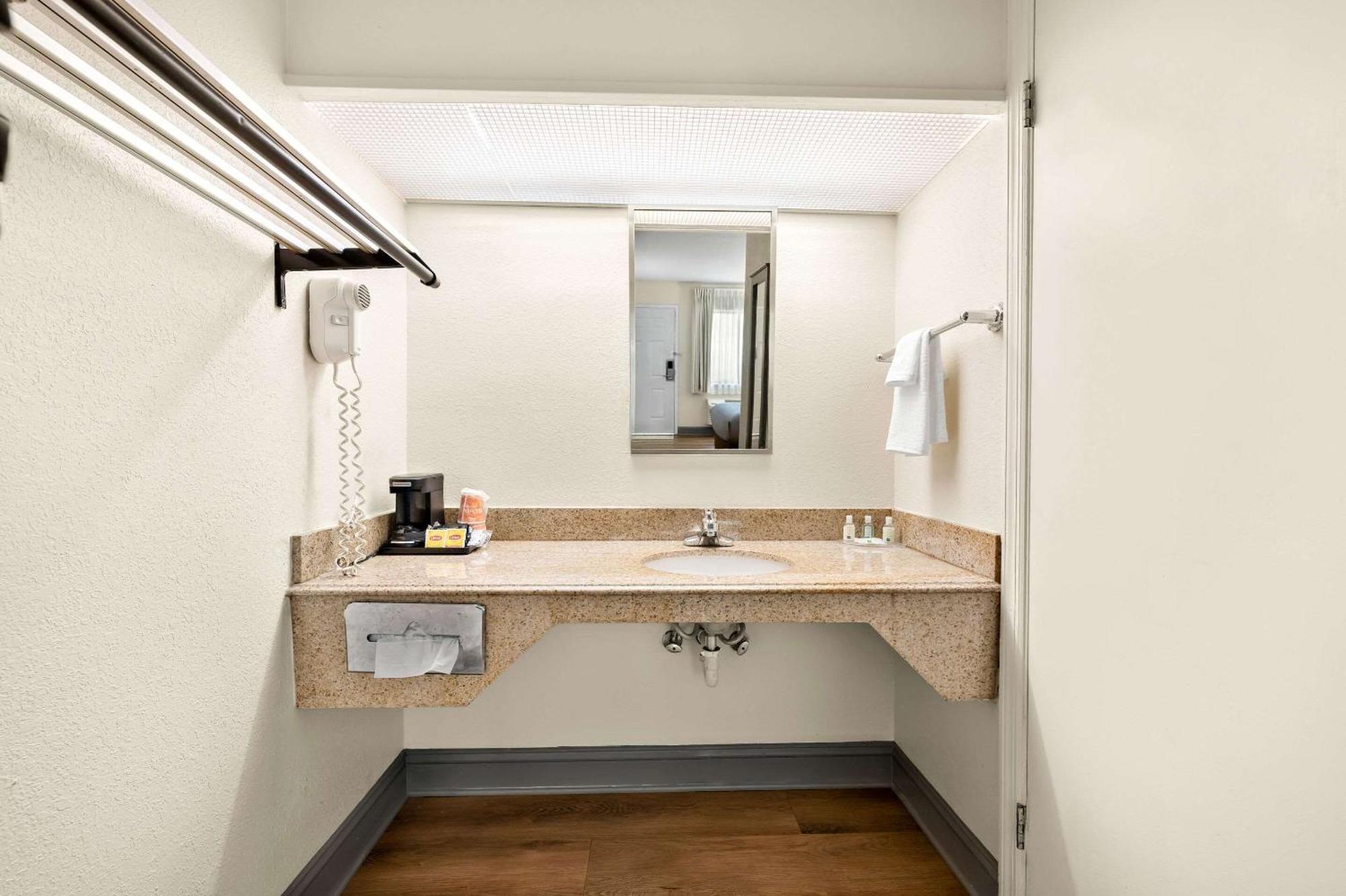 Quality Inn Pelham I-65 Exit 246 Buitenkant foto