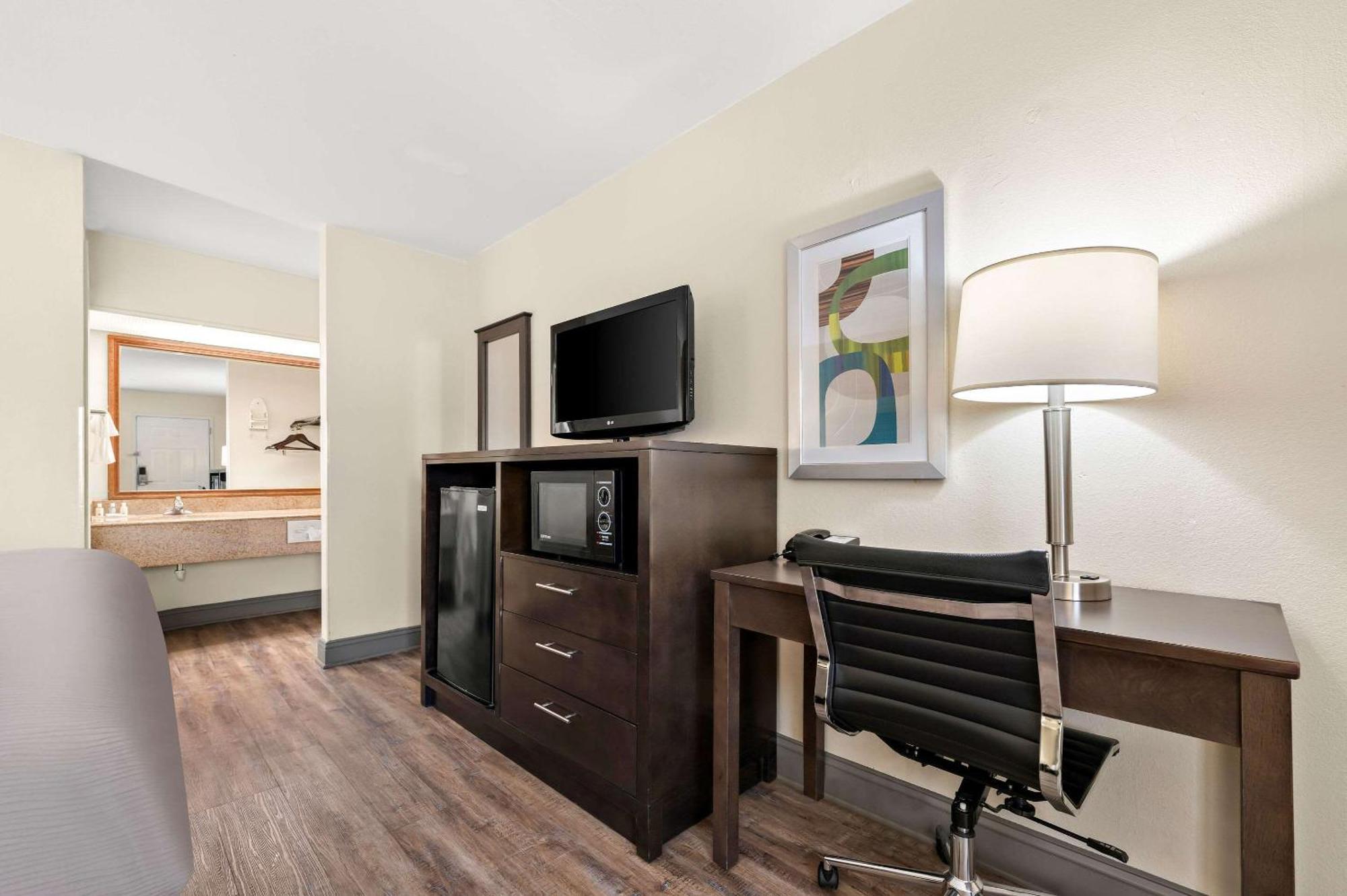 Quality Inn Pelham I-65 Exit 246 Buitenkant foto