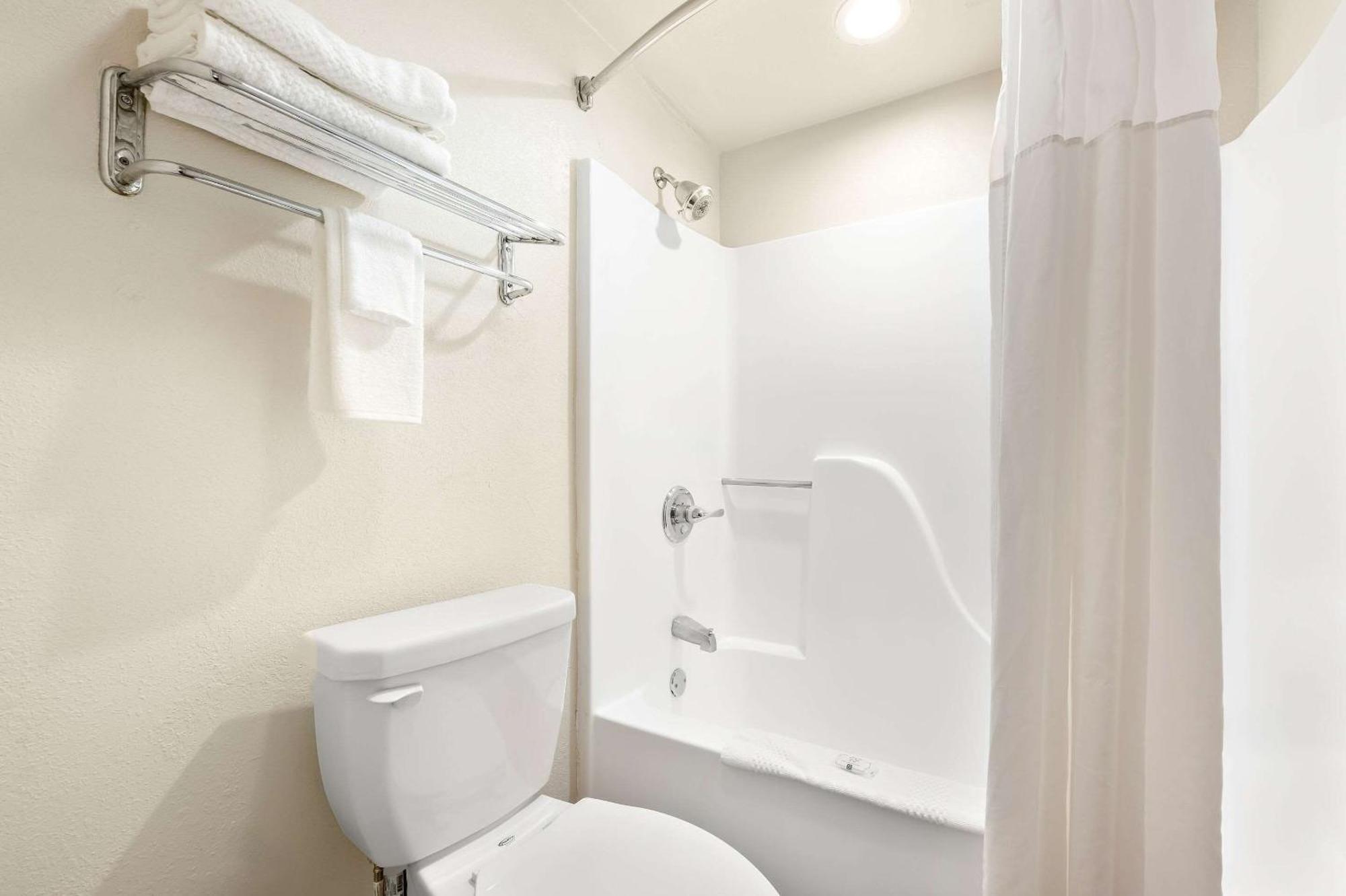 Quality Inn Pelham I-65 Exit 246 Buitenkant foto