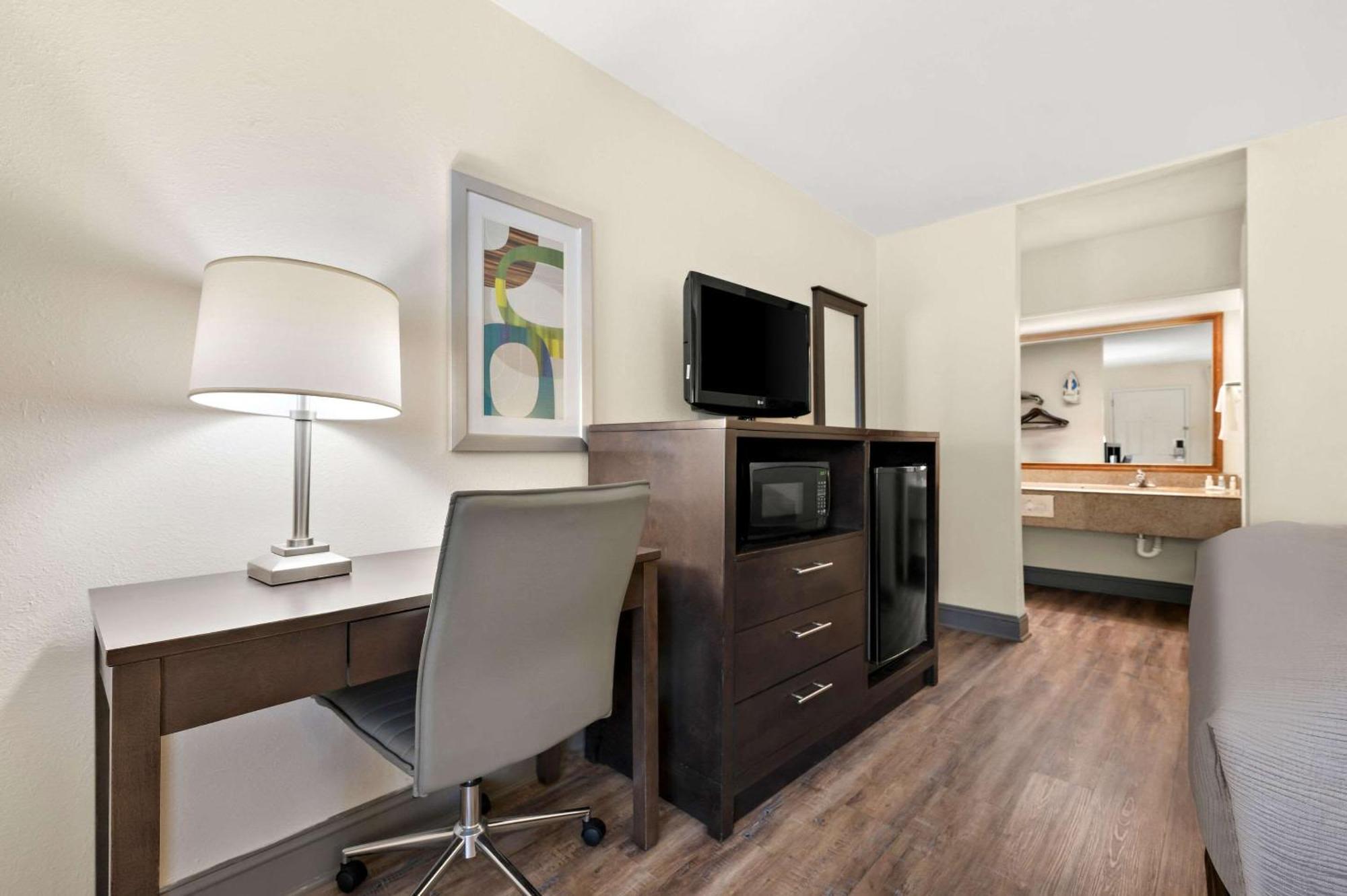 Quality Inn Pelham I-65 Exit 246 Buitenkant foto